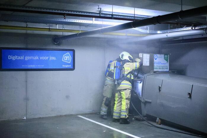 Parkeergarage Albert Heijn ontruimd door brand in afvalpers