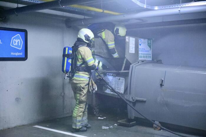 Parkeergarage Albert Heijn ontruimd door brand in afvalpers