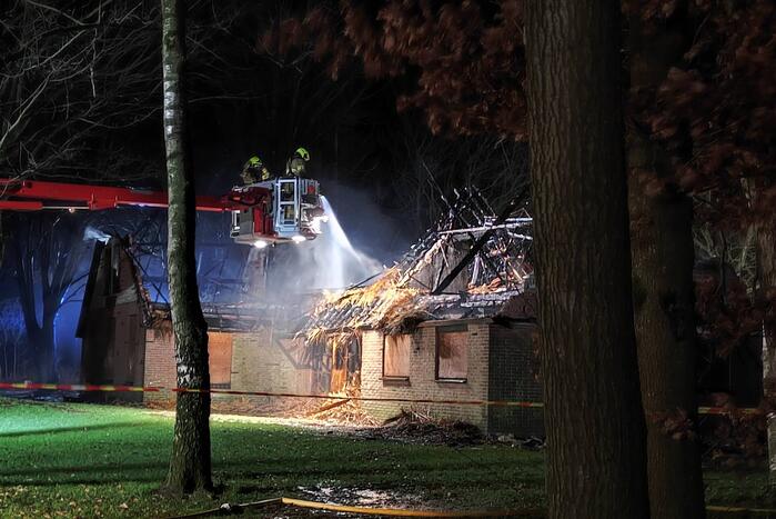 Uitslaande brand in leegstaande woning