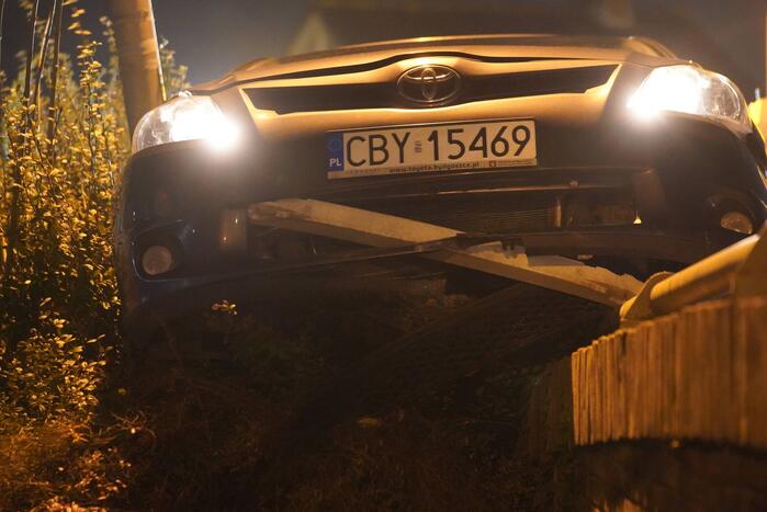 Auto belandt op betonnen muur van de brug