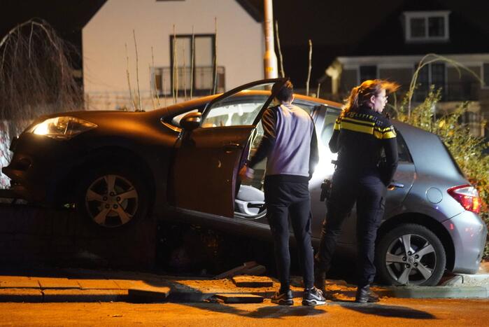 Auto belandt op betonnen muur van de brug