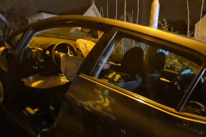 Auto belandt op betonnen muur van de brug