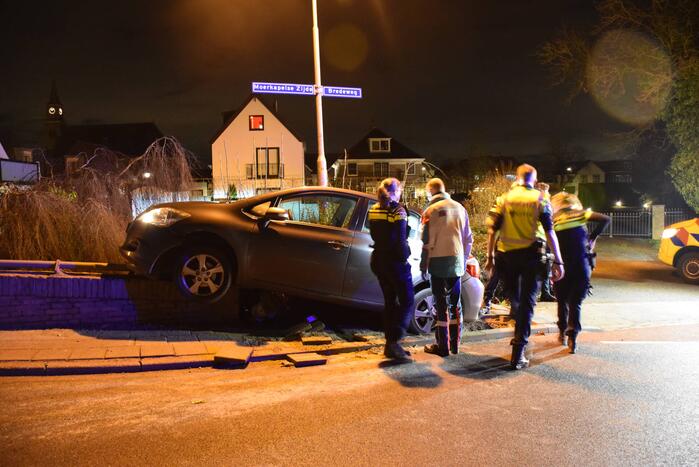 Auto belandt op betonnen muur van de brug