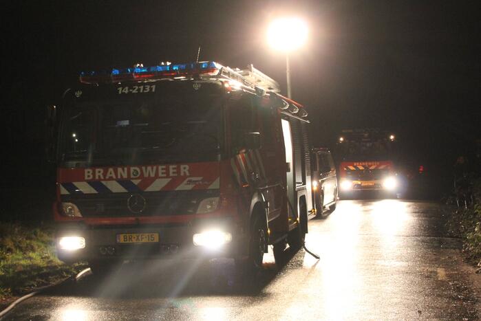 Stapel afval in brand onder brug over snelweg
