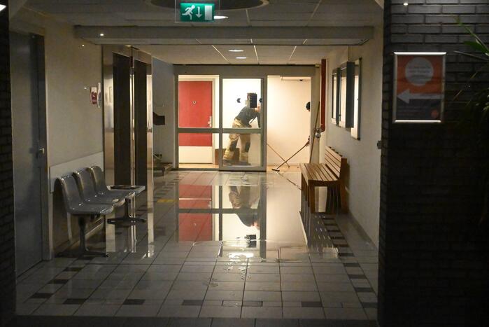 20 woningen zonder water na gesprongen leiding