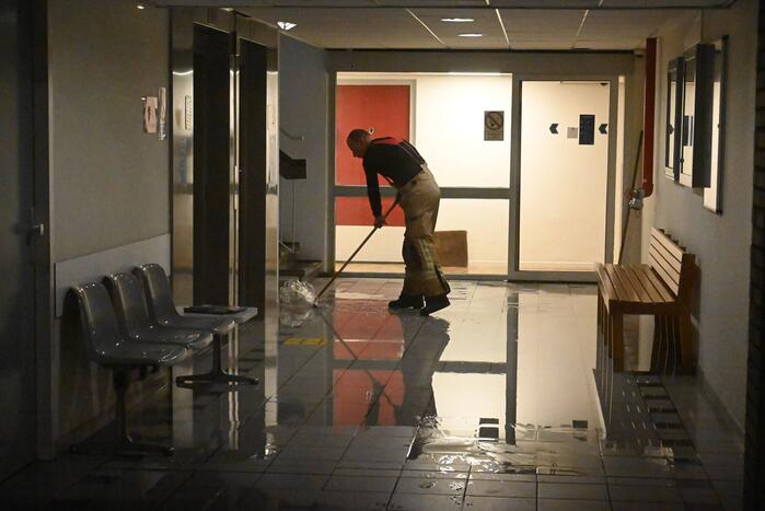 20 woningen zonder water na gesprongen leiding