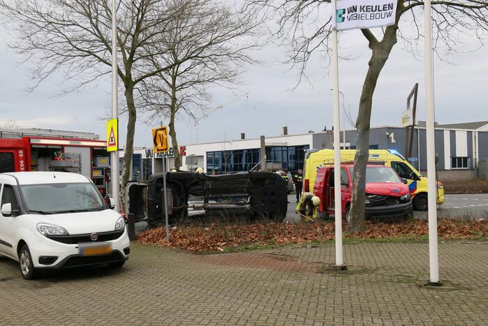 Auto belandt op zijn kant bij ongeval