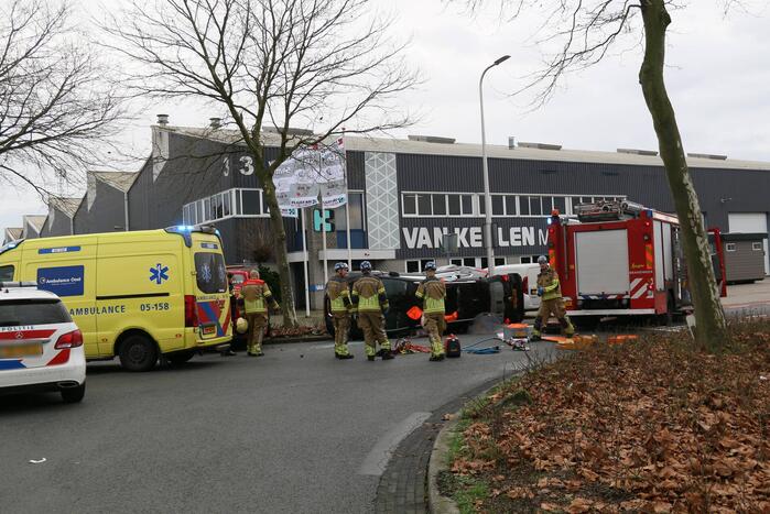 Auto belandt op zijn kant bij ongeval