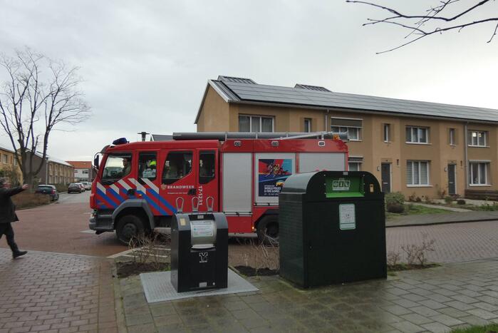 Brandweer blust brand in container