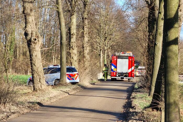 Overleden persoon aangetroffen in weiland