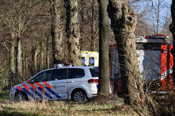 Overleden persoon aangetroffen in weiland