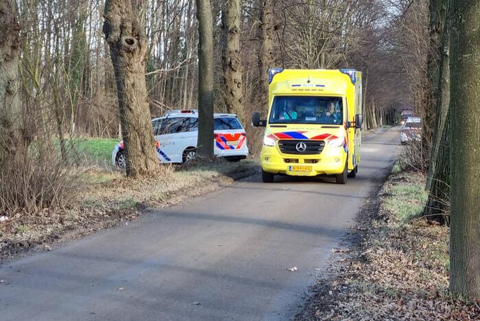 Overleden persoon aangetroffen in weiland