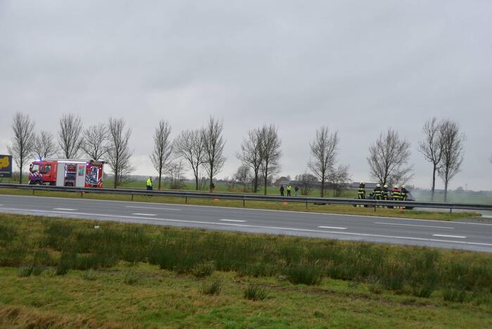 Auto brandt volledig uit op snelweg
