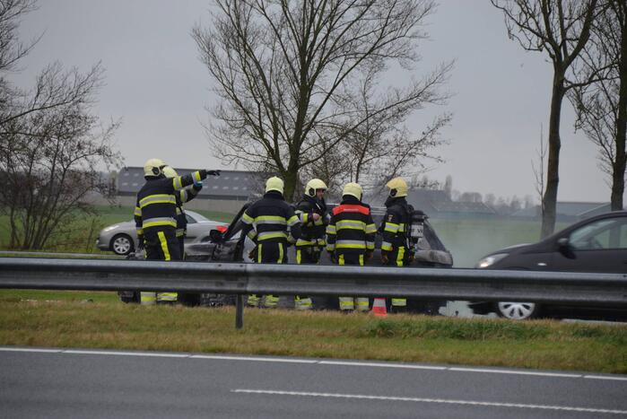 Auto brandt volledig uit op snelweg