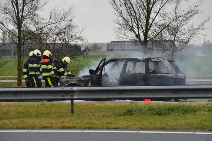 Auto brandt volledig uit op snelweg
