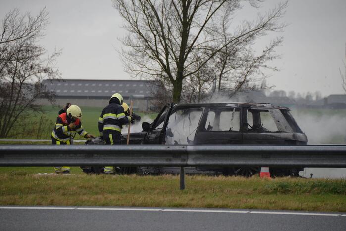 Auto brandt volledig uit op snelweg