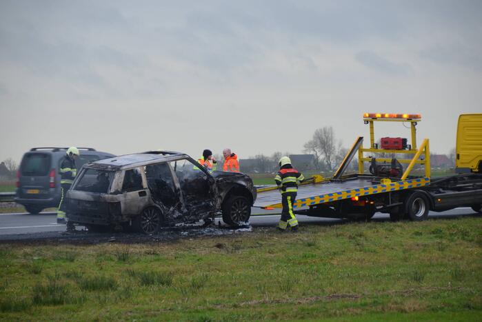 Auto brandt volledig uit op snelweg