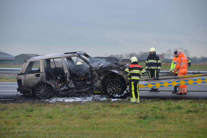 Auto brandt volledig uit op snelweg