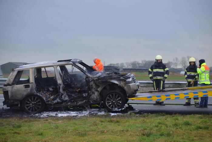 Auto brandt volledig uit op snelweg