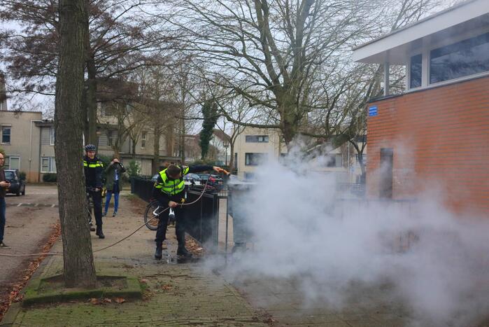 Brandweer breekt container open en blust brand