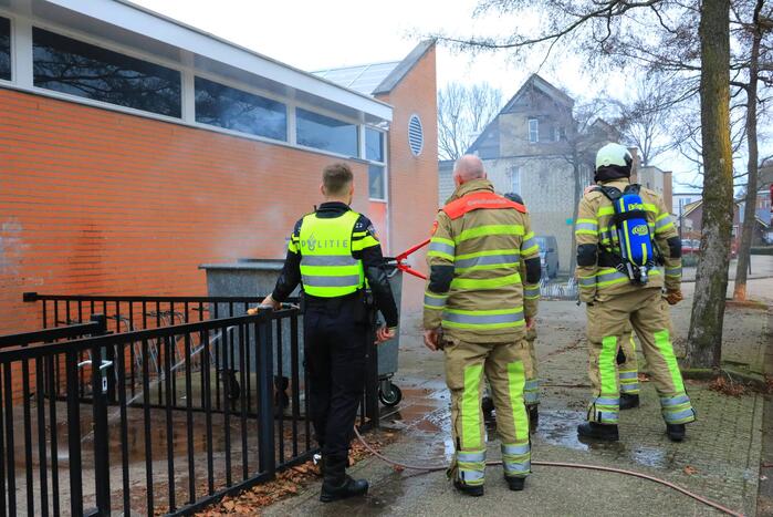 Brandweer breekt container open en blust brand