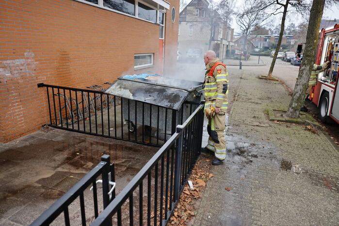 Brandweer breekt container open en blust brand