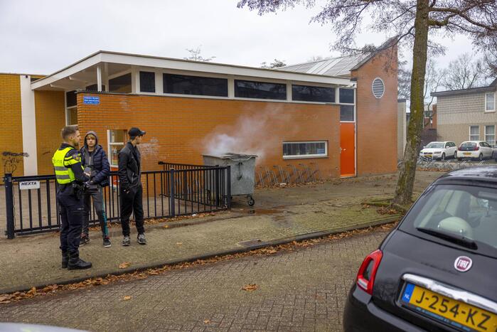 Brandweer breekt container open en blust brand