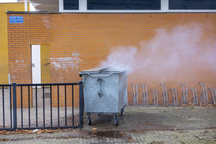 Brandweer breekt container open en blust brand