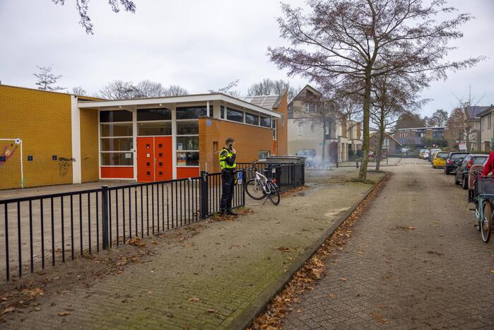 Brandweer breekt container open en blust brand