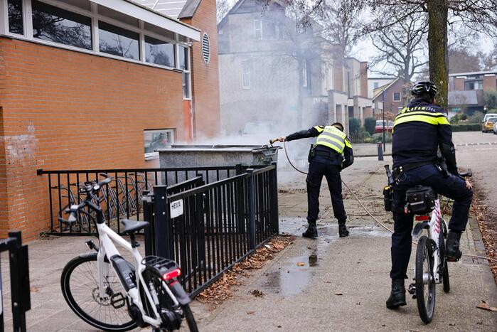 Brandweer breekt container open en blust brand