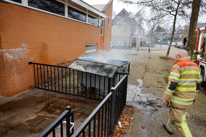 Brandweer breekt container open en blust brand