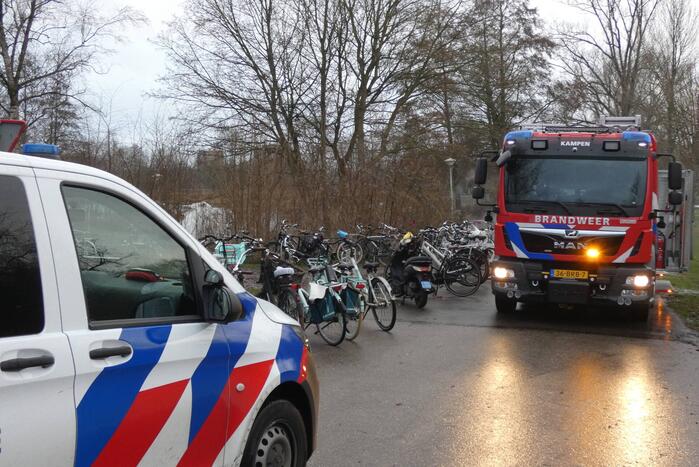 Brandweer blust afvalbrand