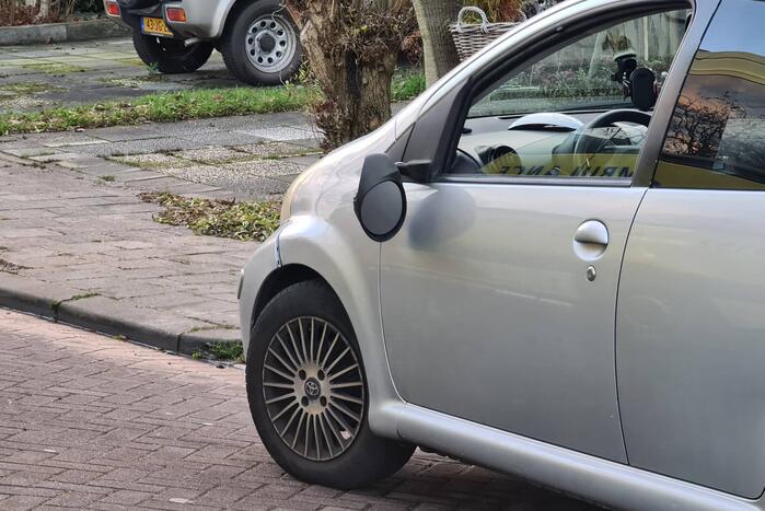 Automobilist rijdt tegen andere auto aan en rijdt door