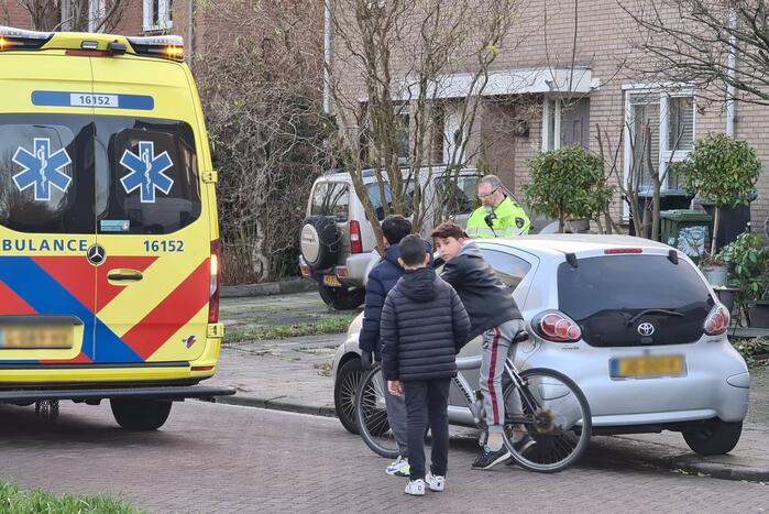 Automobilist rijdt tegen andere auto aan en rijdt door