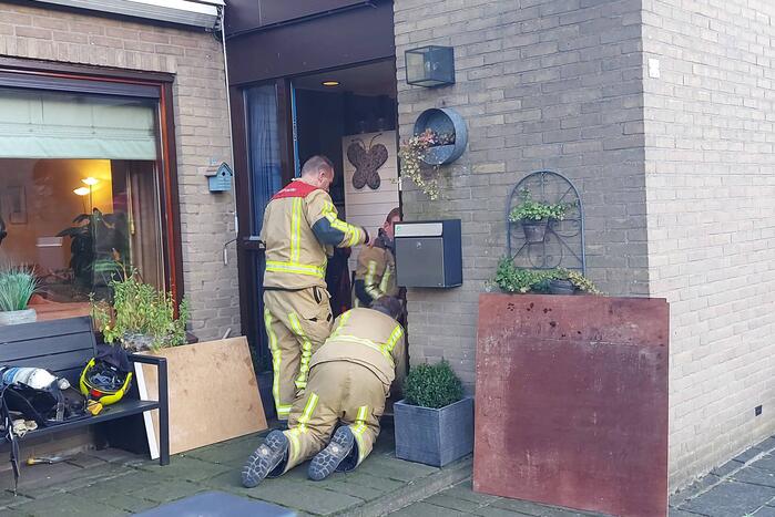 Brandweer verricht metingen in woning