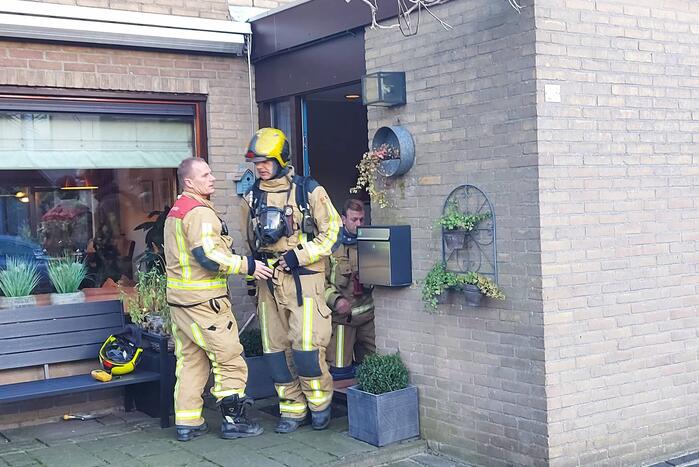 Brandweer verricht metingen in woning