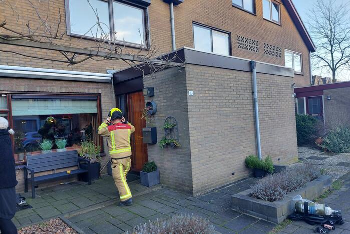 Brandweer verricht metingen in woning