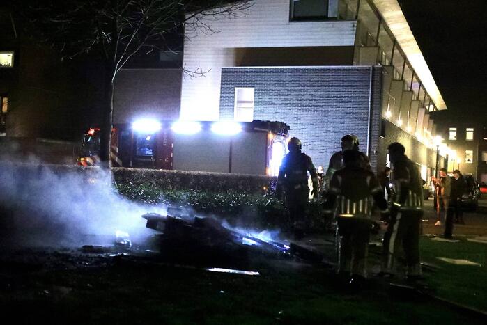 Bestelbus dumpt rotzooi en steekt het in brand