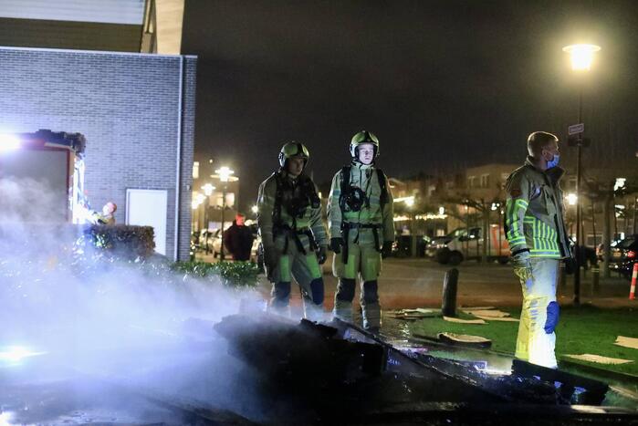 Bestelbus dumpt rotzooi en steekt het in brand