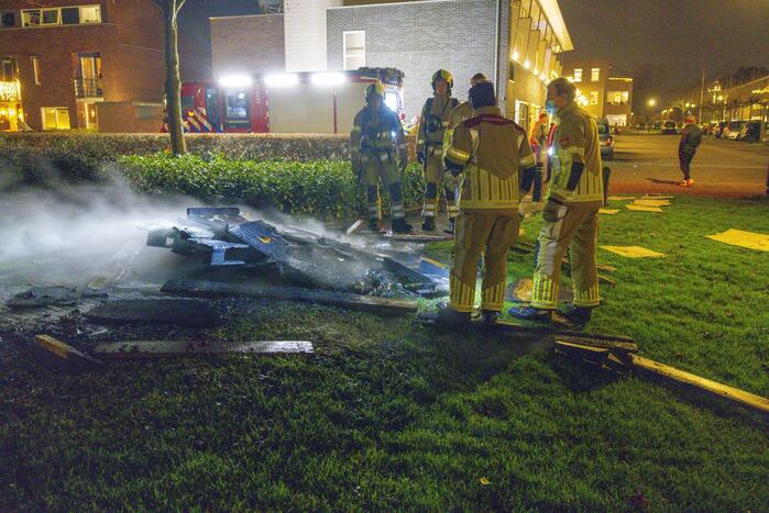 Bestelbus dumpt rotzooi en steekt het in brand