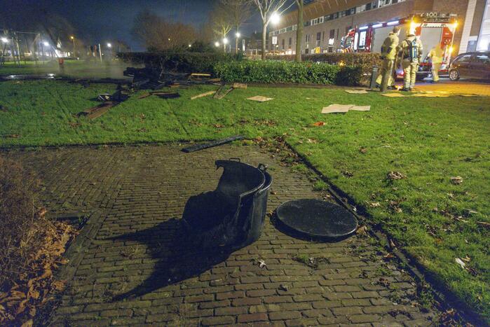 Bestelbus dumpt rotzooi en steekt het in brand