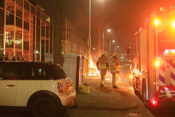 Meerdere pallets in brand gestoken