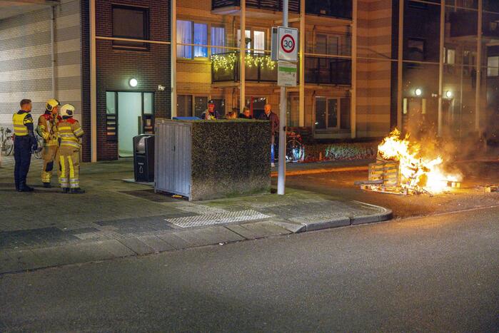 Meerdere pallets in brand gestoken