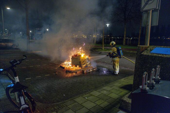 Meerdere pallets in brand gestoken