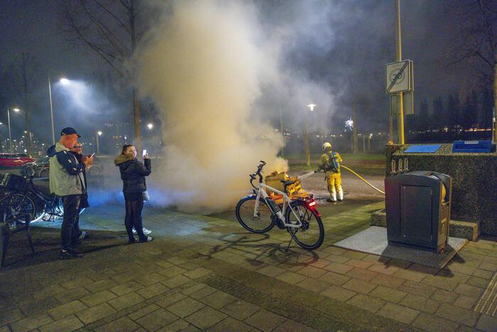 Meerdere pallets in brand gestoken