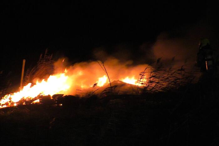 Grote stapel pallets in brand