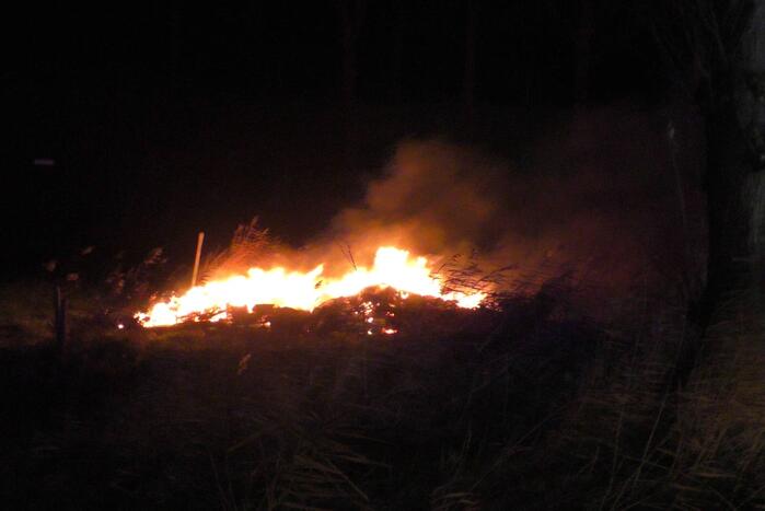 Grote stapel pallets in brand