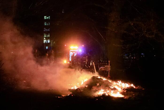 Gedumpte folders in brand gestoken