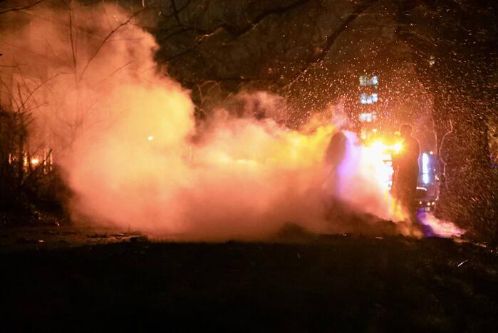 Gedumpte folders in brand gestoken