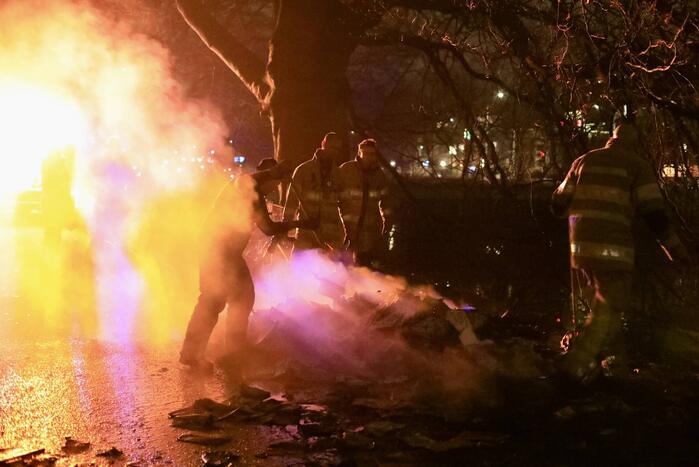 Gedumpte folders in brand gestoken